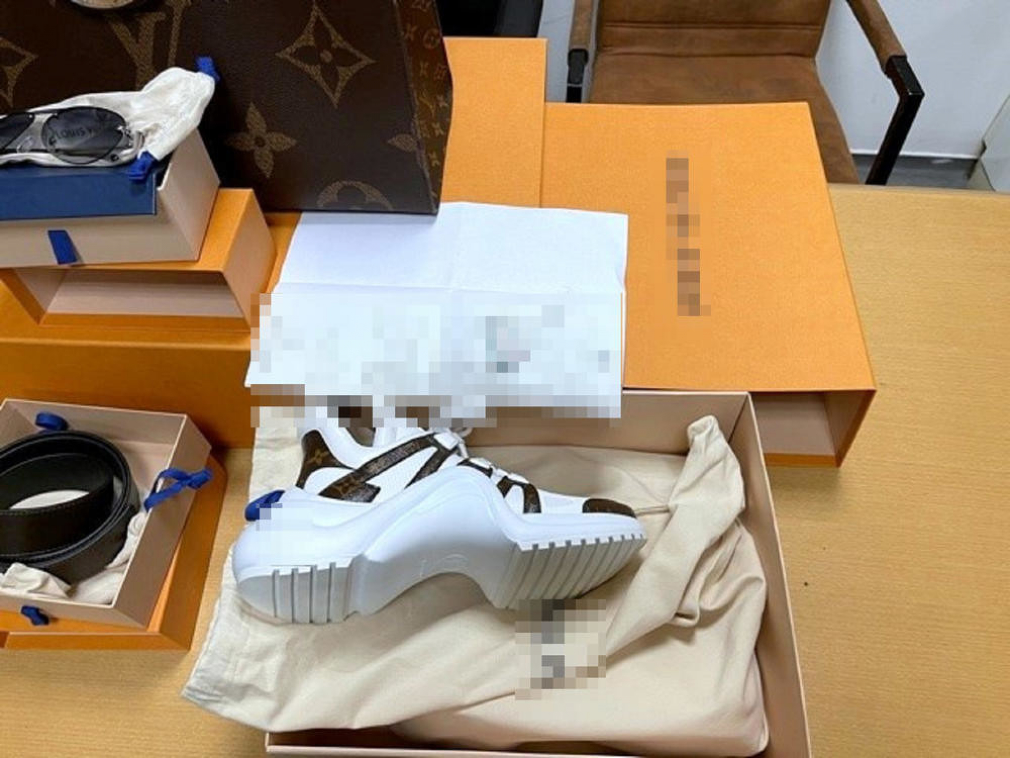 U luksuznom automobilu policija pronašla neprijavljenu robu