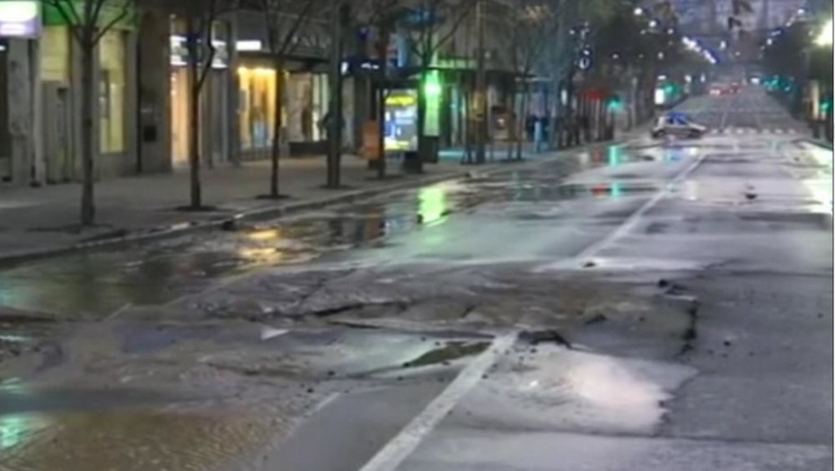 pukla vodovodna cev kod Beograđanke