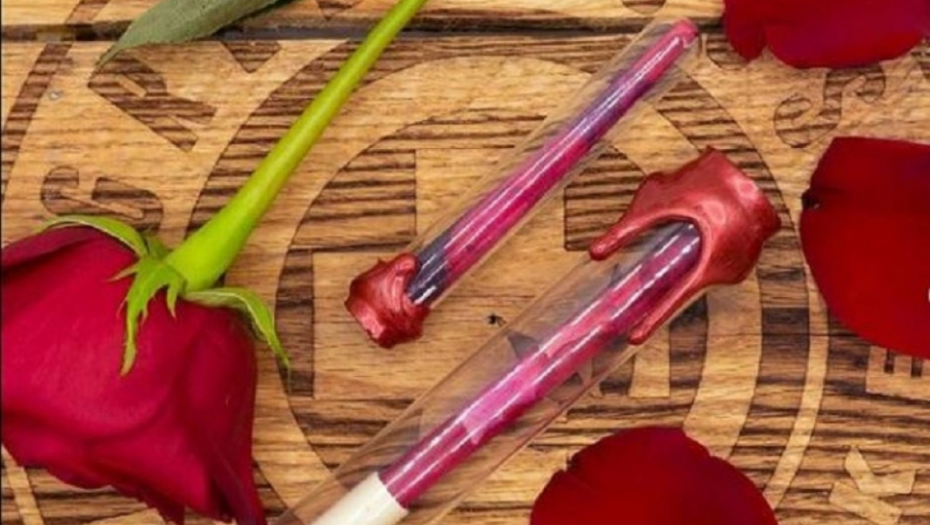 džoint, cigara, ruža