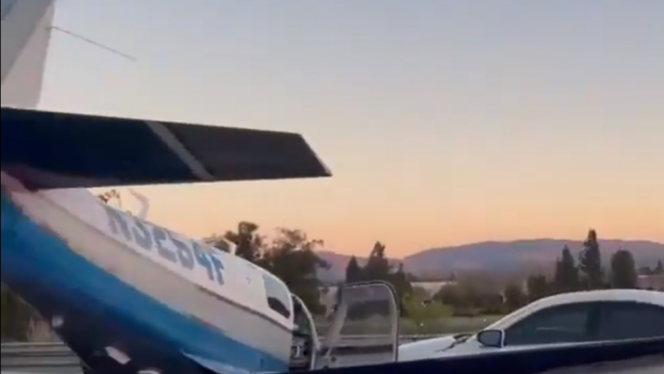 Sudar automobila i aviona 