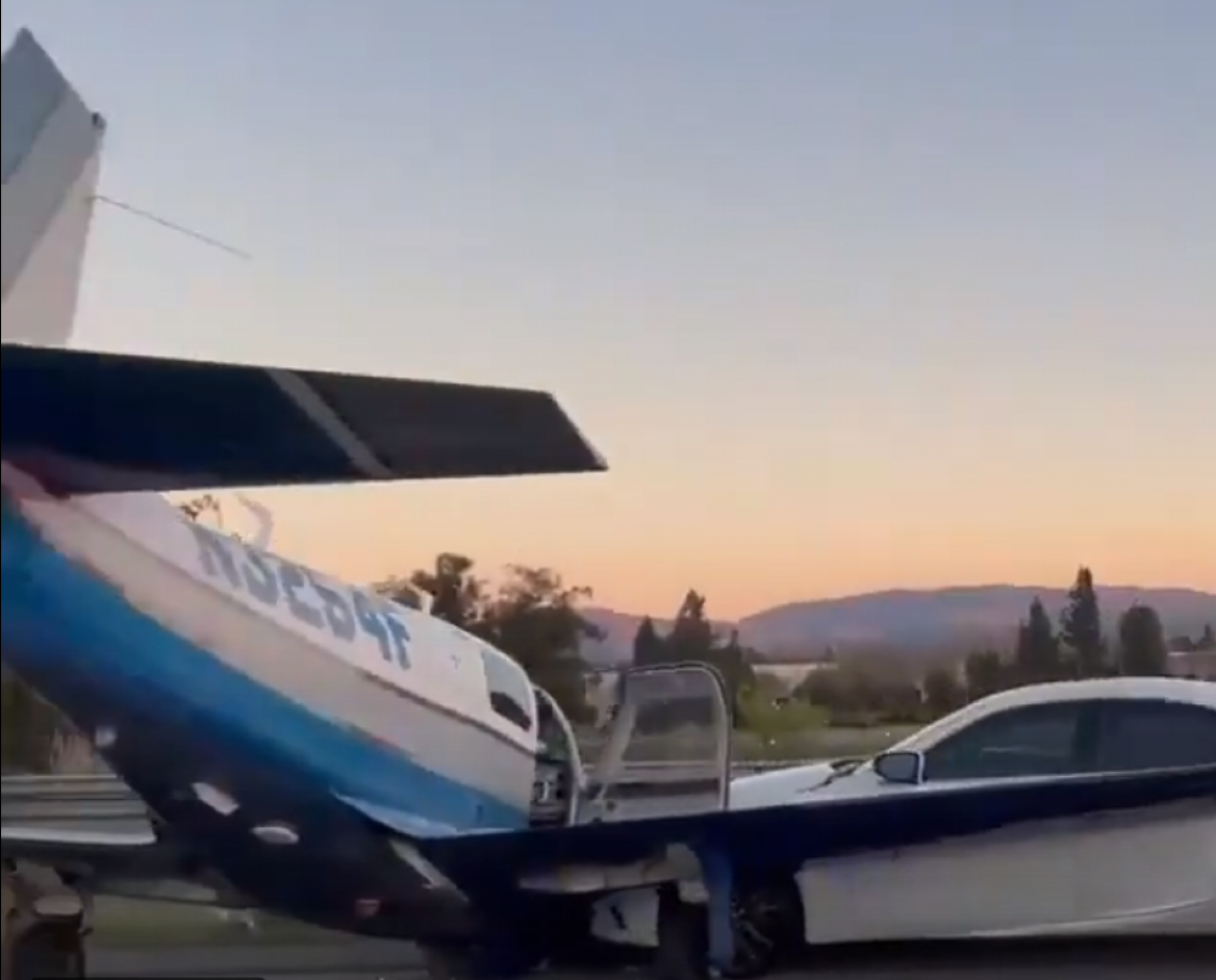 Sudar automobila i aviona