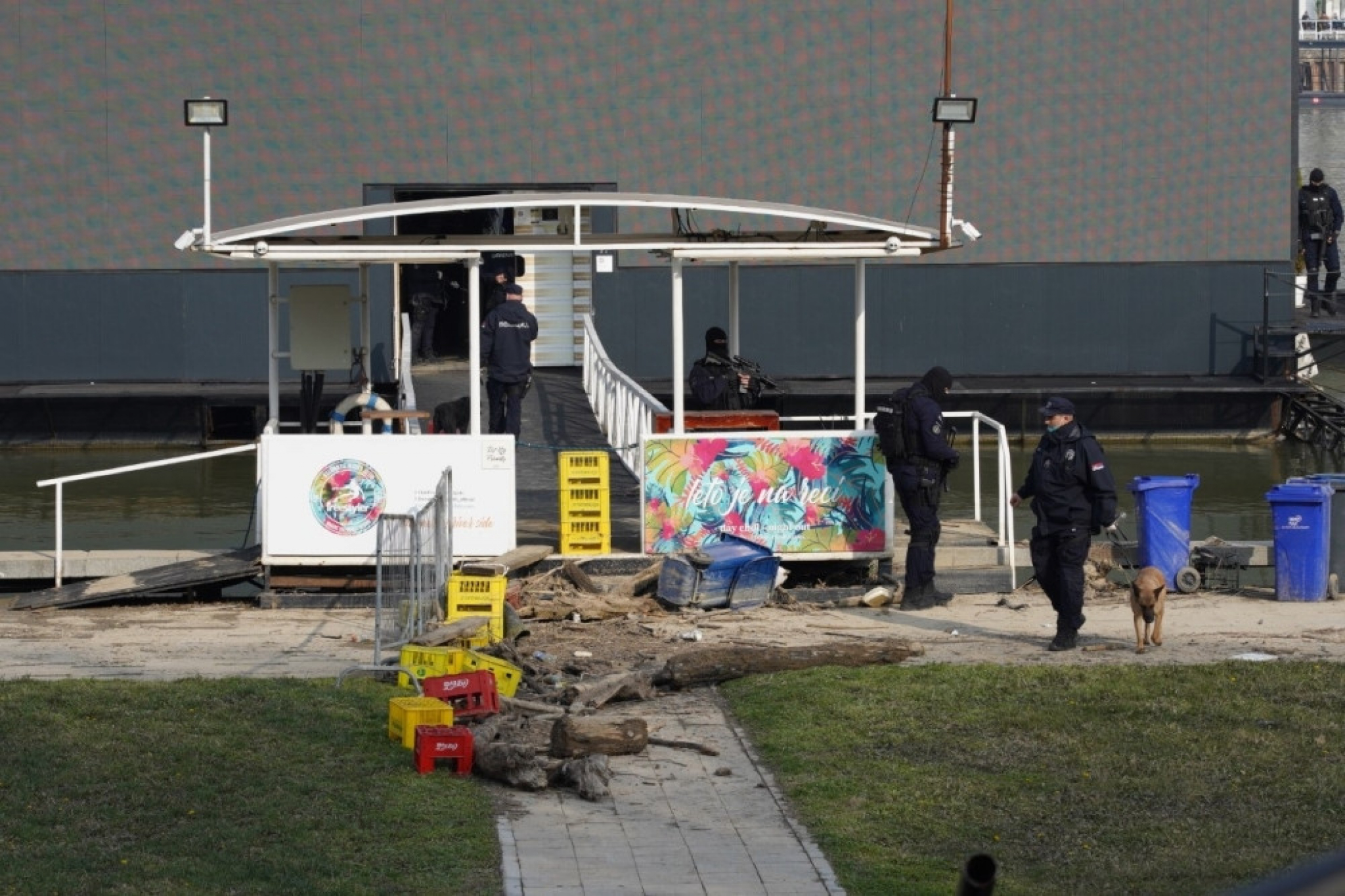 Policija pretresa splav