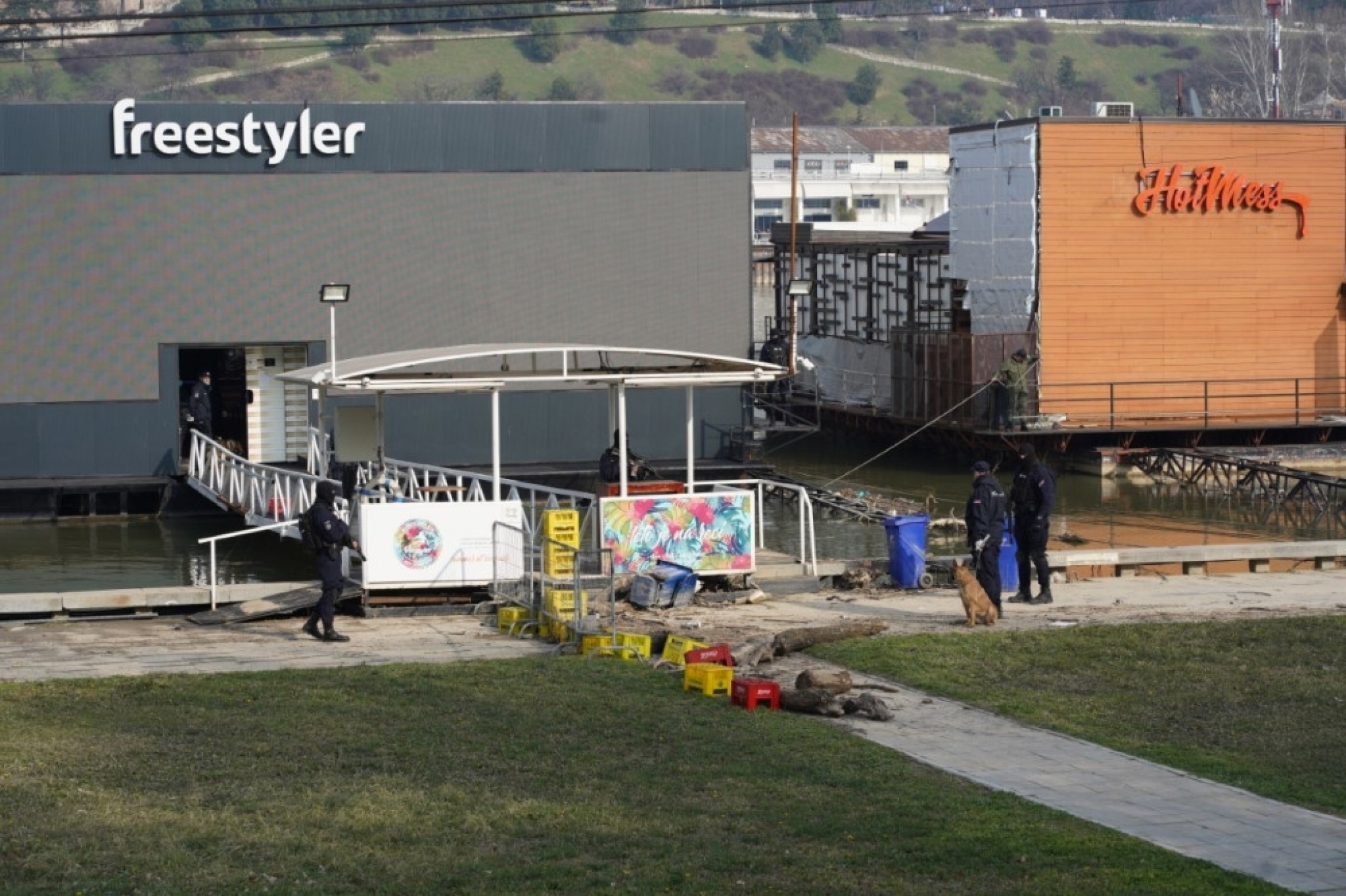 Policija pretresa splav