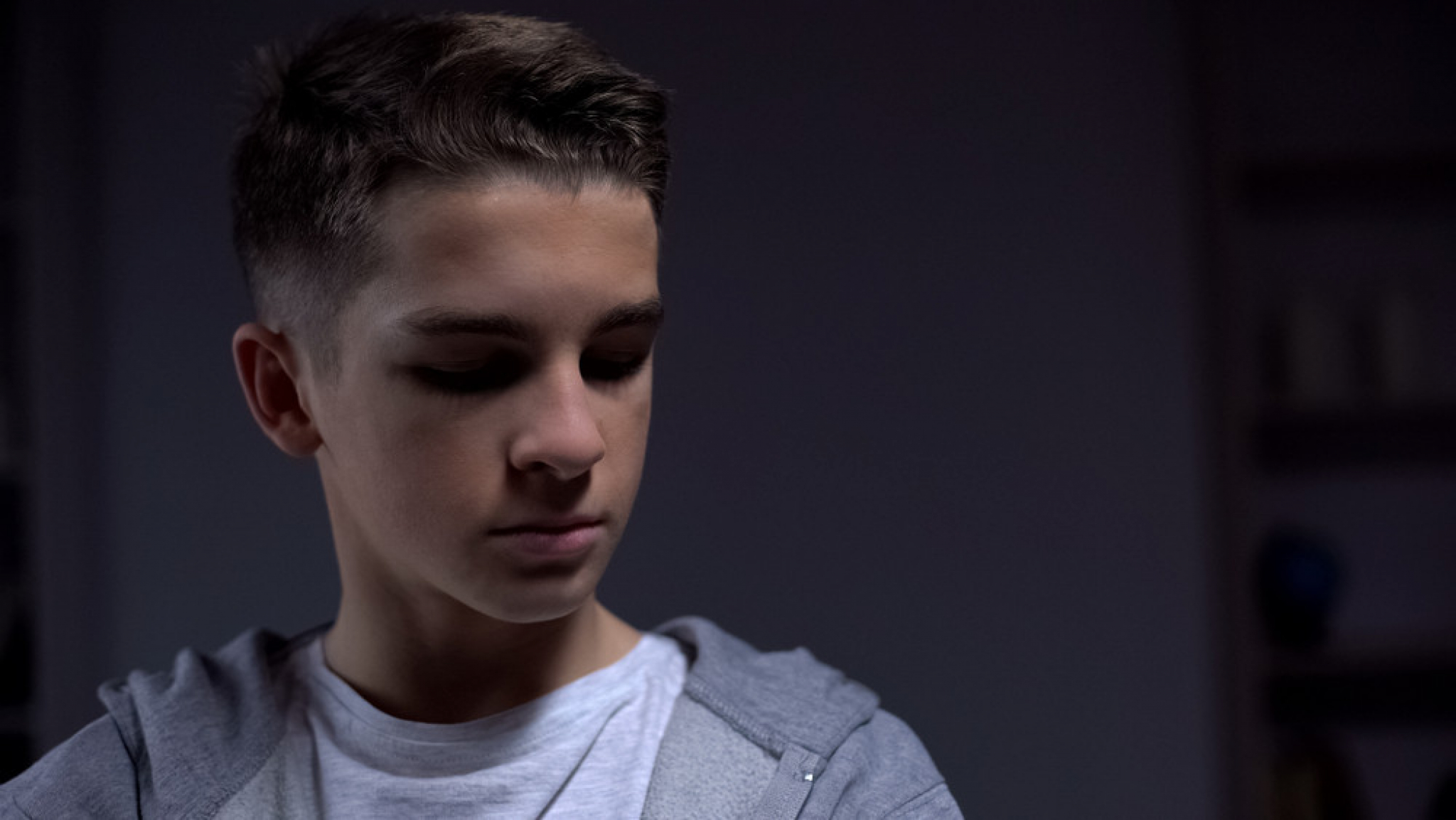 Tinejdžer, dete, tužan dečak, tuga, depresija