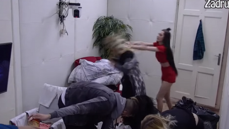 Tara Simov i Dragana fizički kontakt