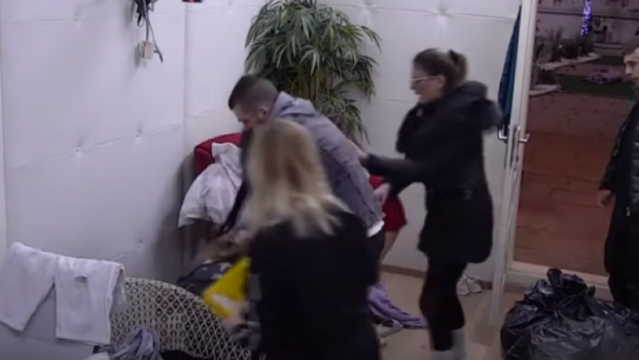 Tara Simov i Dragana fizički kontakt