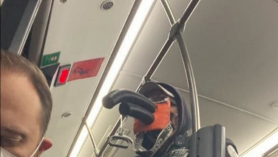 Neobična maska u gradskom prevozu