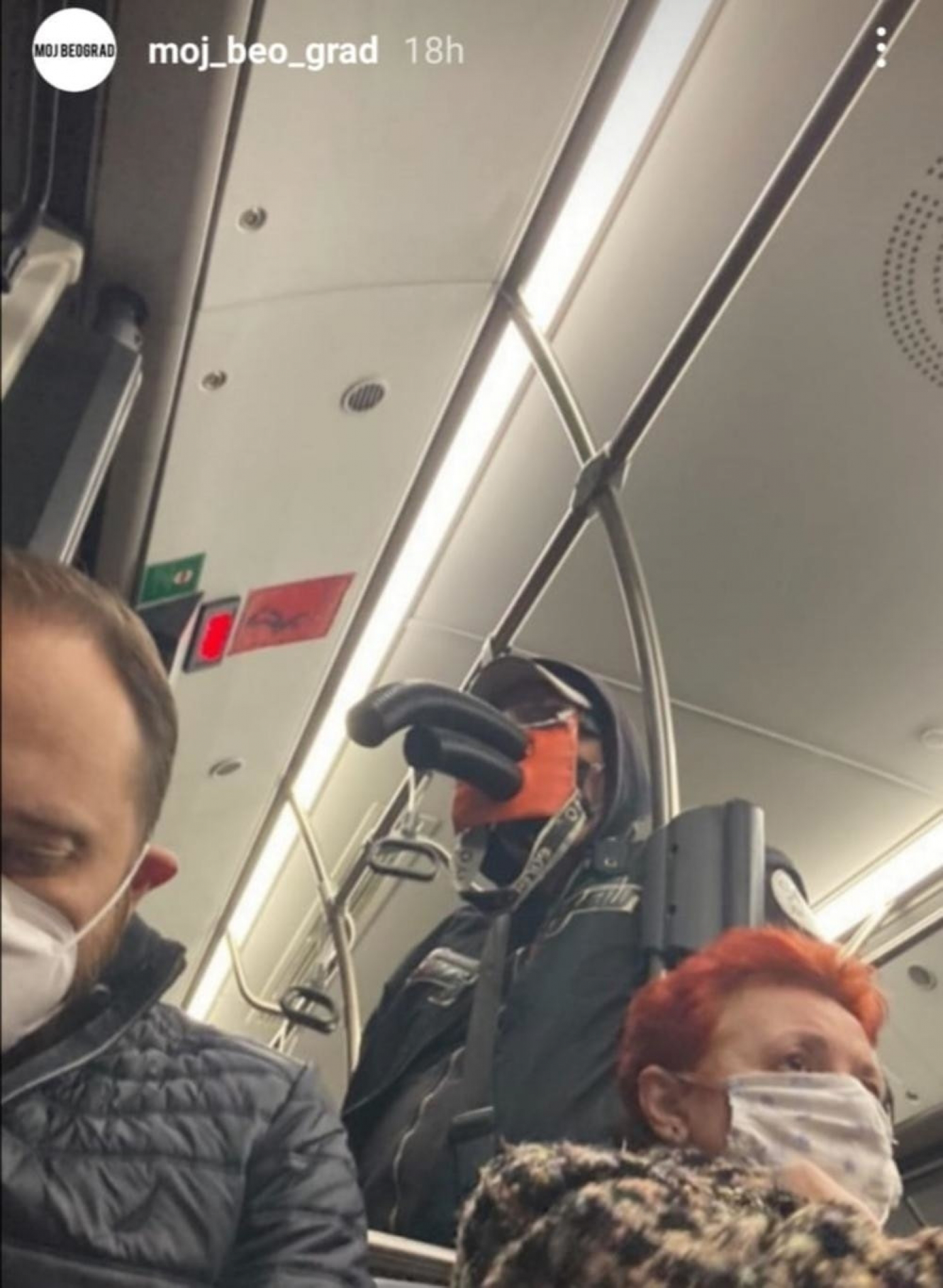 Neobična maska u gradskom prevozu
