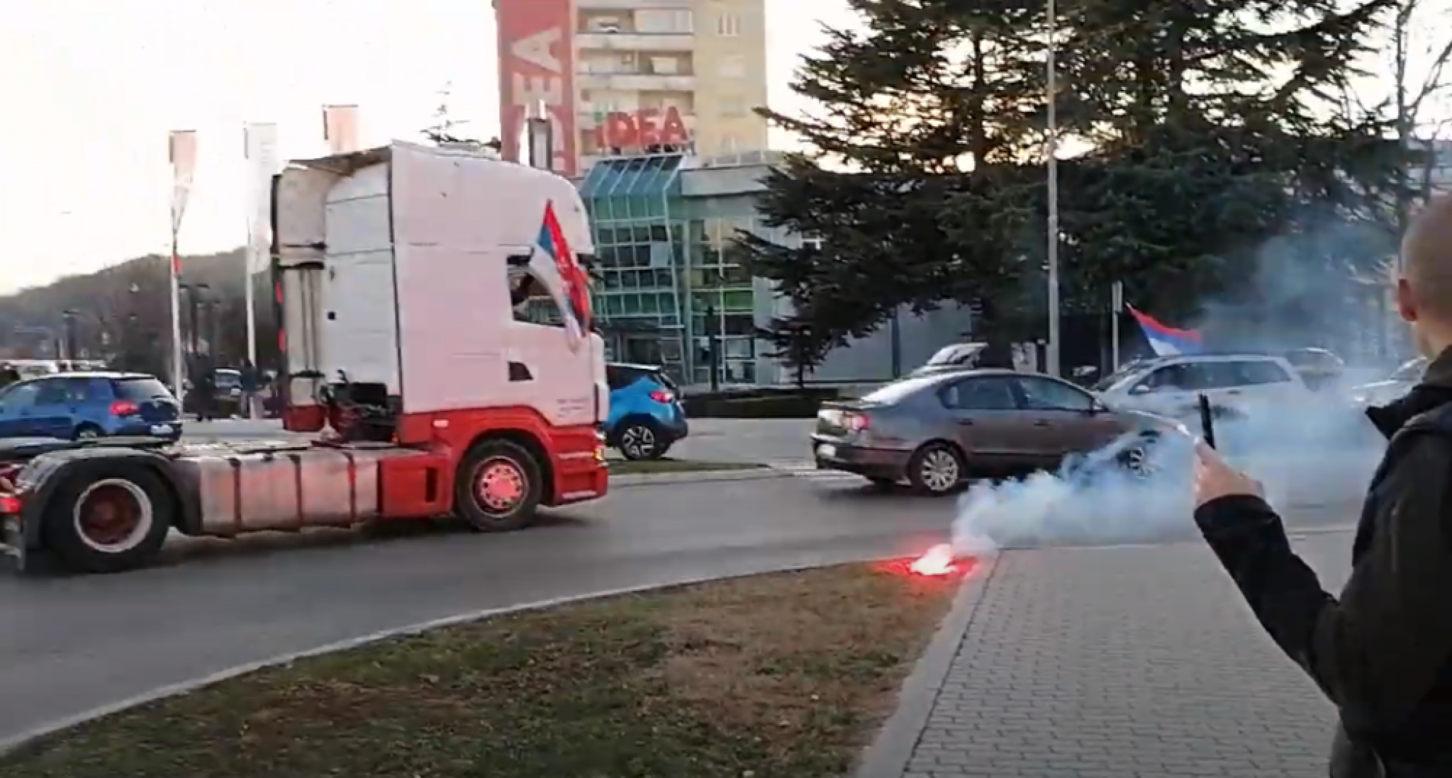 Okupljeni građani u Nikšiču