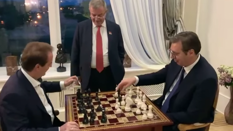Bogoljub Karić sa predsednikom Vučićem igra šah