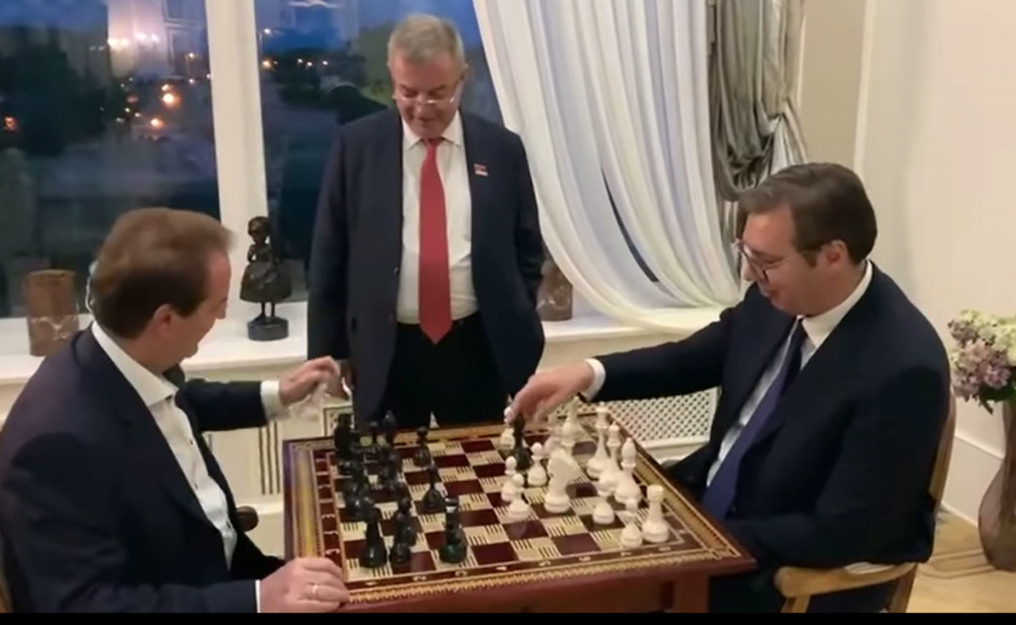 Bogoljub Karić sa predsednikom Vučićem igra šah