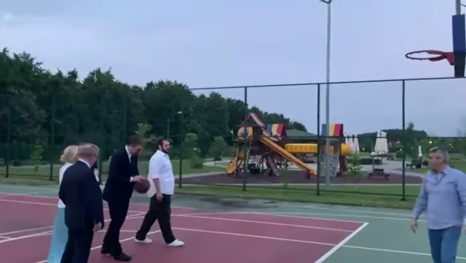 Vučić u poseti Bogoljubu Kariću