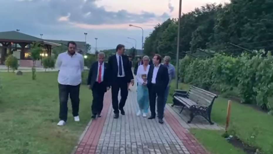 Vučić u poseti Bogoljubu Kariću