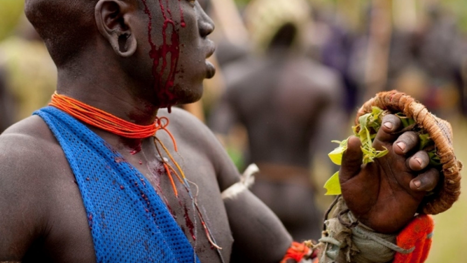 Pleme Suri, Donga, Borba