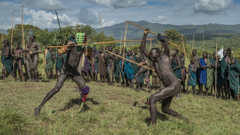 Pleme Suri, Donga, Borba