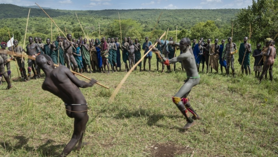 Pleme Suri, Donga, Borba