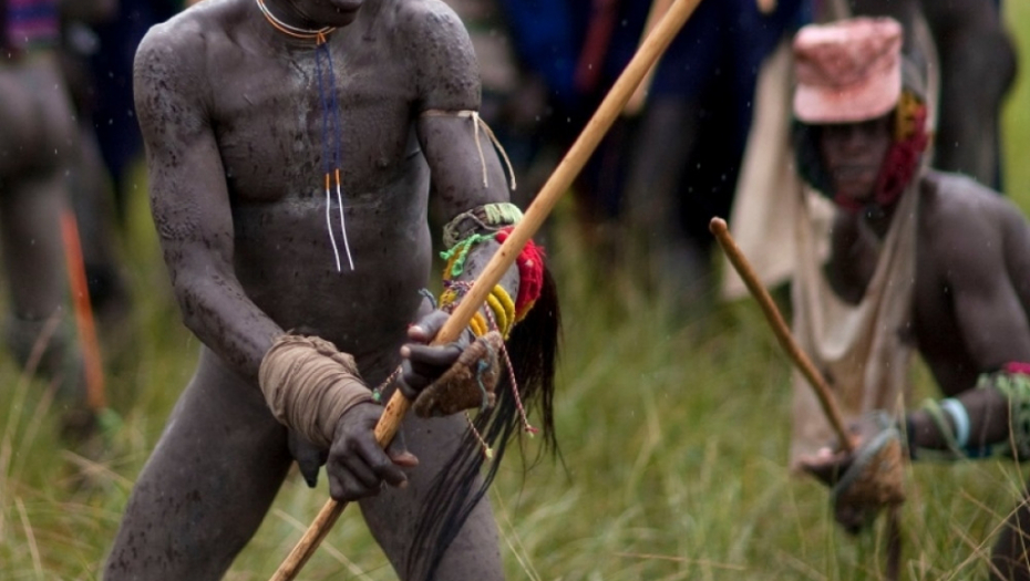 Pleme Suri, Donga, Borba