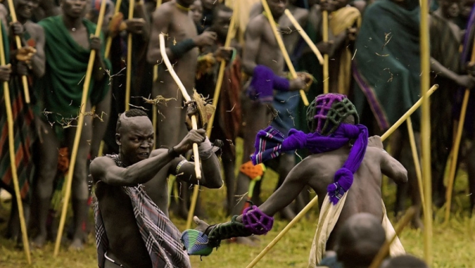 Pleme Suri, Donga, Borba