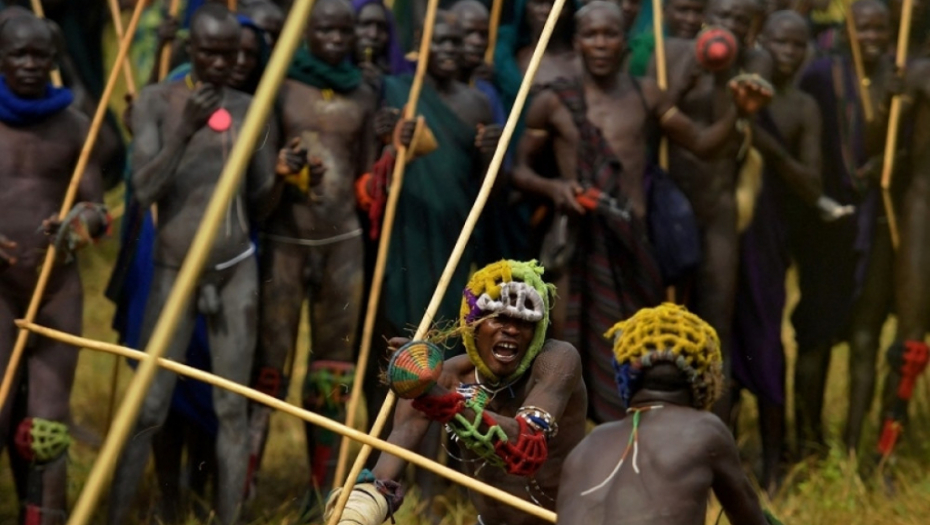 Pleme Suri, Donga, Borba