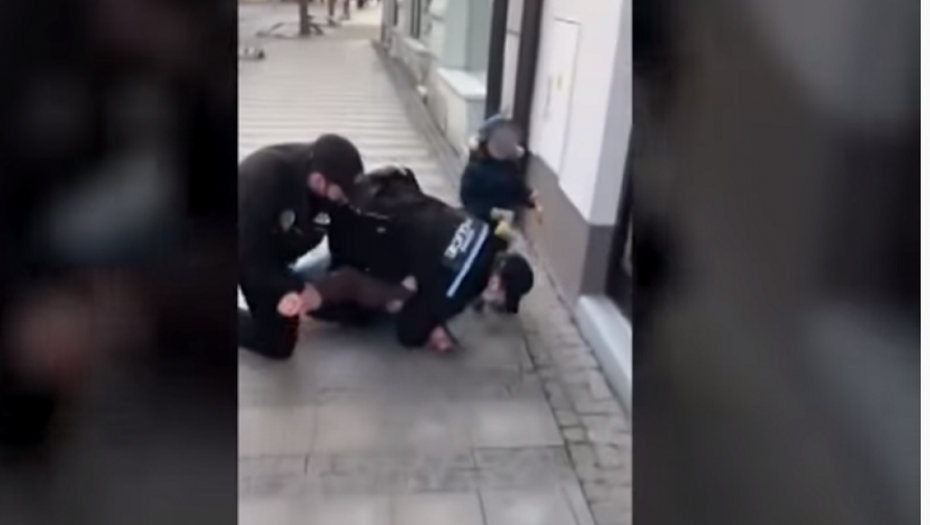 Prebijanje čoveka zbog maske