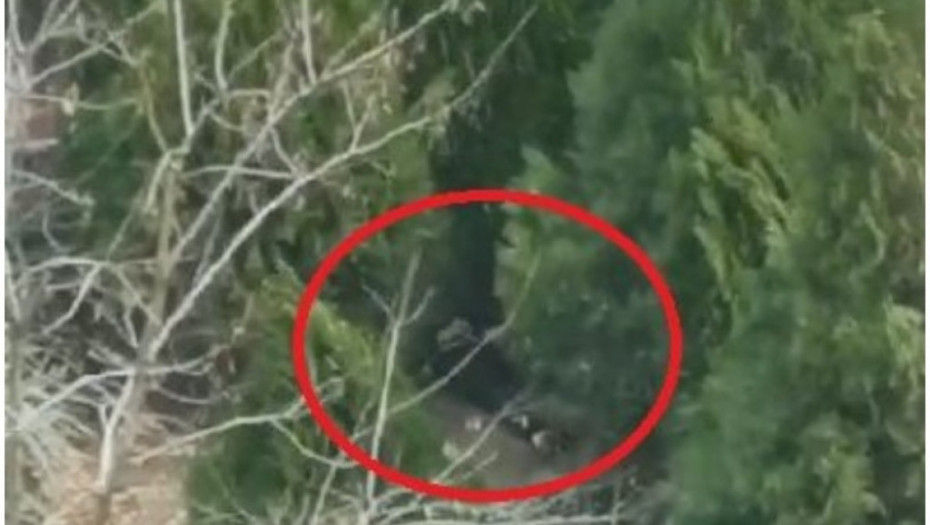 Manijak se samozadovoljava kod dečjeg igrališta