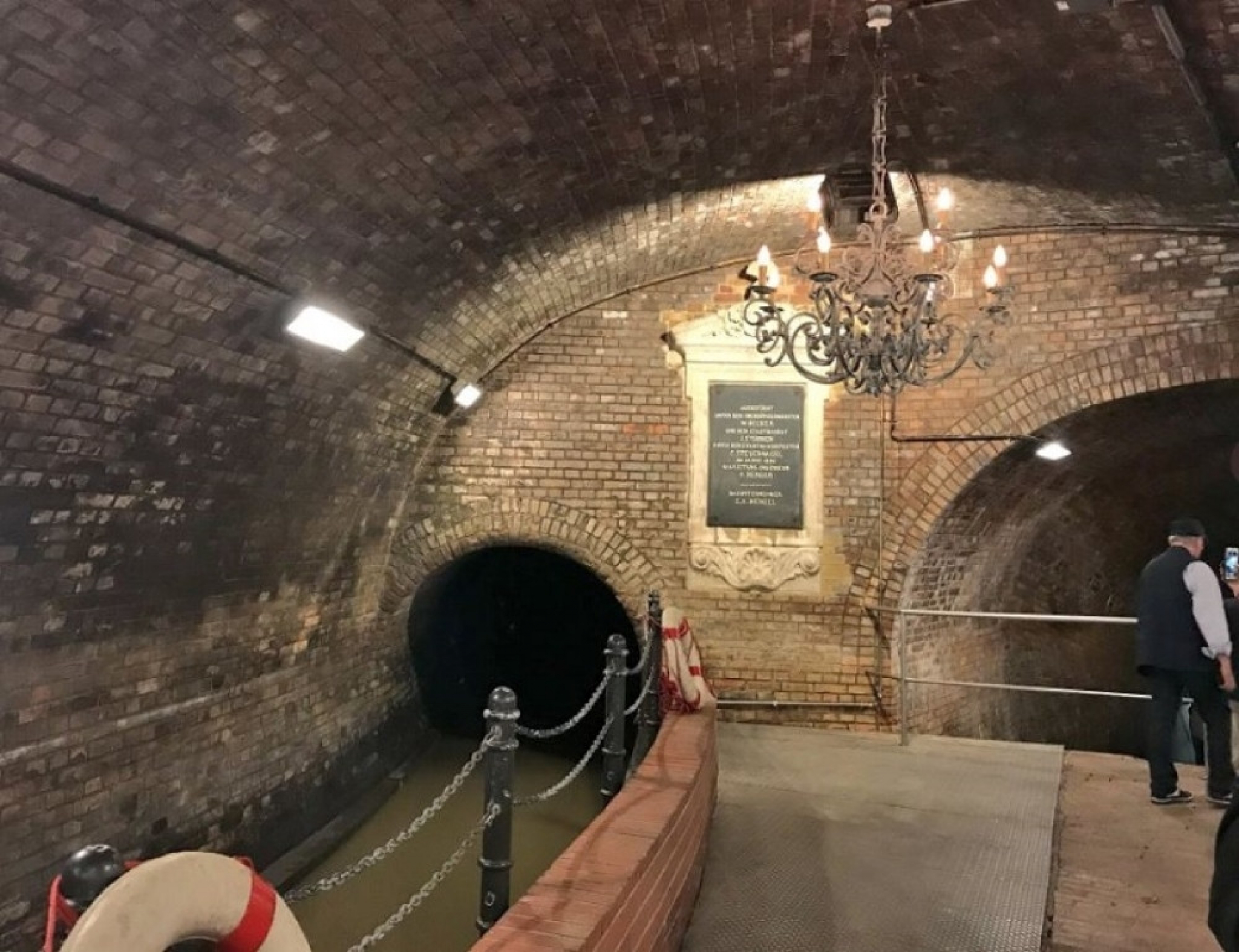 luster, nemačka, kanalizacija, luster u kanalizaciji