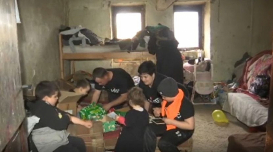 AKCIJA POMOĆI PORODICI IZ PANČEVA Ovo četvoro mališana ne znaju kako je živeti u kući sa strujom, uče uz svetlost sveća!