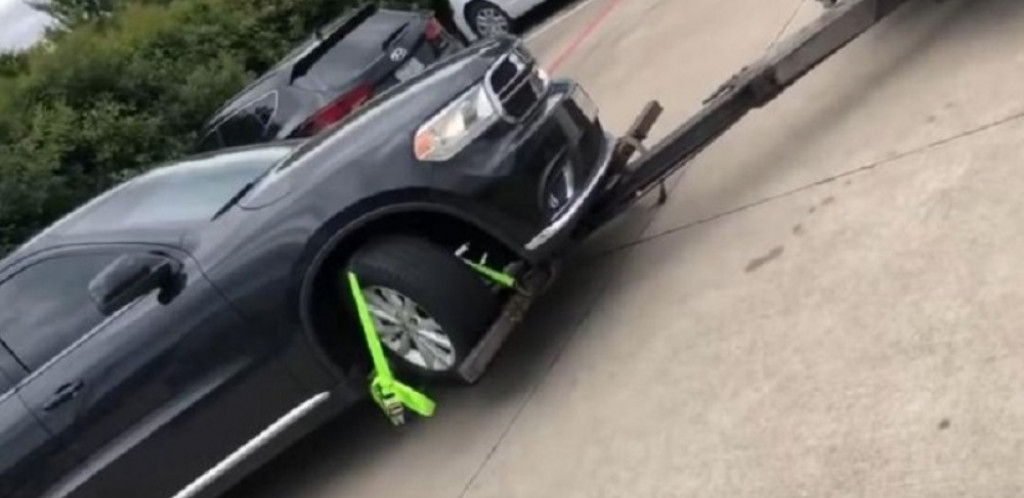 ŽENA ZMAJ Pauk " digao" automobil, ona sela u auto i zabezeknula sve ( VIDEO)