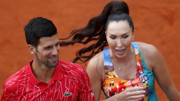 SCENE KOJU SU ODUŠEVILE SRBIJU Kad Novak, Jelena Janković i Janko zapevaju, falio je samo čuveni "vozić" (VIDEO)