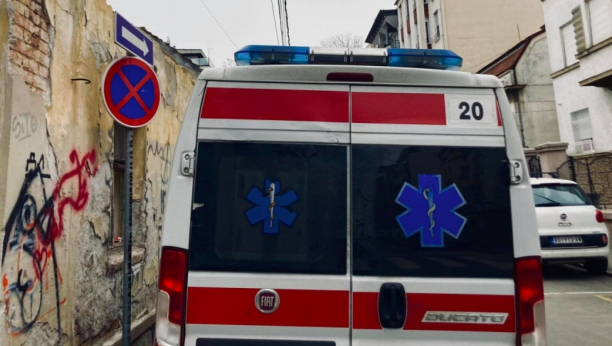 Teška nesreća u Sremčici, limarija zgužvana, hitne službe jedva izvukle povređene