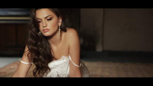 TRAČICAMA I LANCIMA ATMOSFERU DOVELA DO USIJANJA Milica Pavlović nastupala bez donjeg veša, pevačica glasom i stasom zasenila sve (VIDEO)