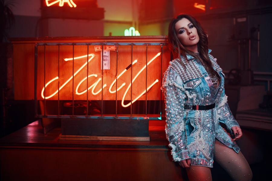 ODUŠEVILA Seka ostavila skupocneni automobil, pa vozom otišla na nastup (VIDEO)