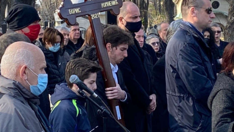 TUGA I MUK NA NOVOM GROBLJU Ovaj dečkić hrabro nosi sliku Borisa Komnenića, dok glumčev otac jedva stoji na nogama pored sinovljevog groba! (FOTO/VIDEO)