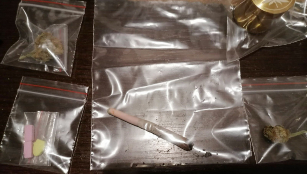 OGLAS ZA DROGU NA AUTOBUSKOJ STANICI U SRBIJI Prodaju marihuanu, kokain i pečurke preko kriptovane aplikacije, objavljena ŠIFRA za pristup!