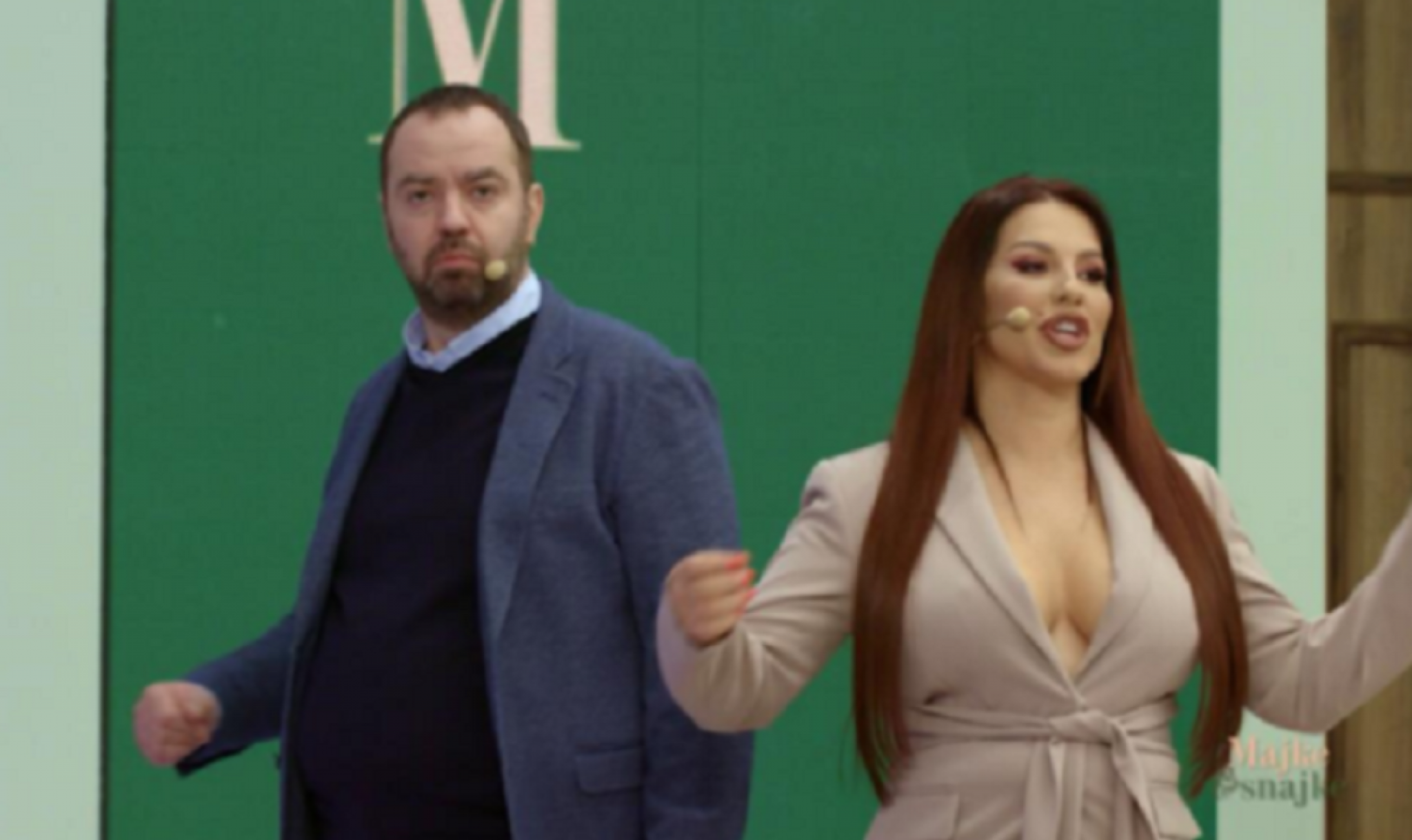 ZRAČI SE*SEPILOM Seka Aleksić vodila emisiju bez brusa, bujne grudi samo sevaju, a jedan detalj posebno je privukao pažnju! (FOTO)