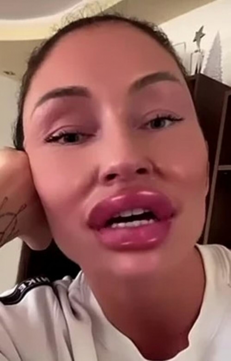 DA NIJE SMEŠNO BILO BI TUŽNO Katarina Živković na sva usta proziva silikonske lepotice, poslala im uvredljivu poruku, a i sama je promenila lični opis kod hirurga (FOTO)