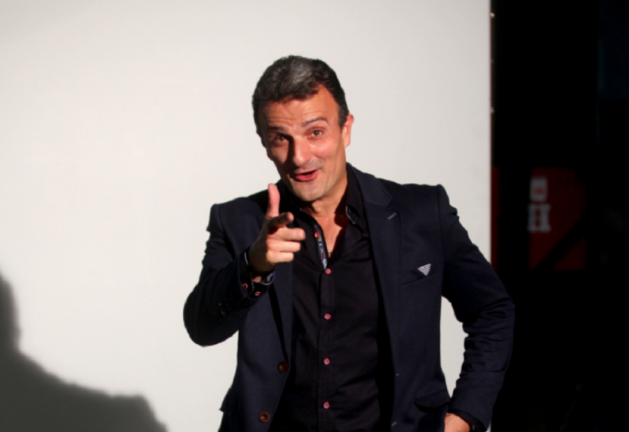 POZNATI PEVAČ MENJA PROFESIJU!? Frontmen grupe 