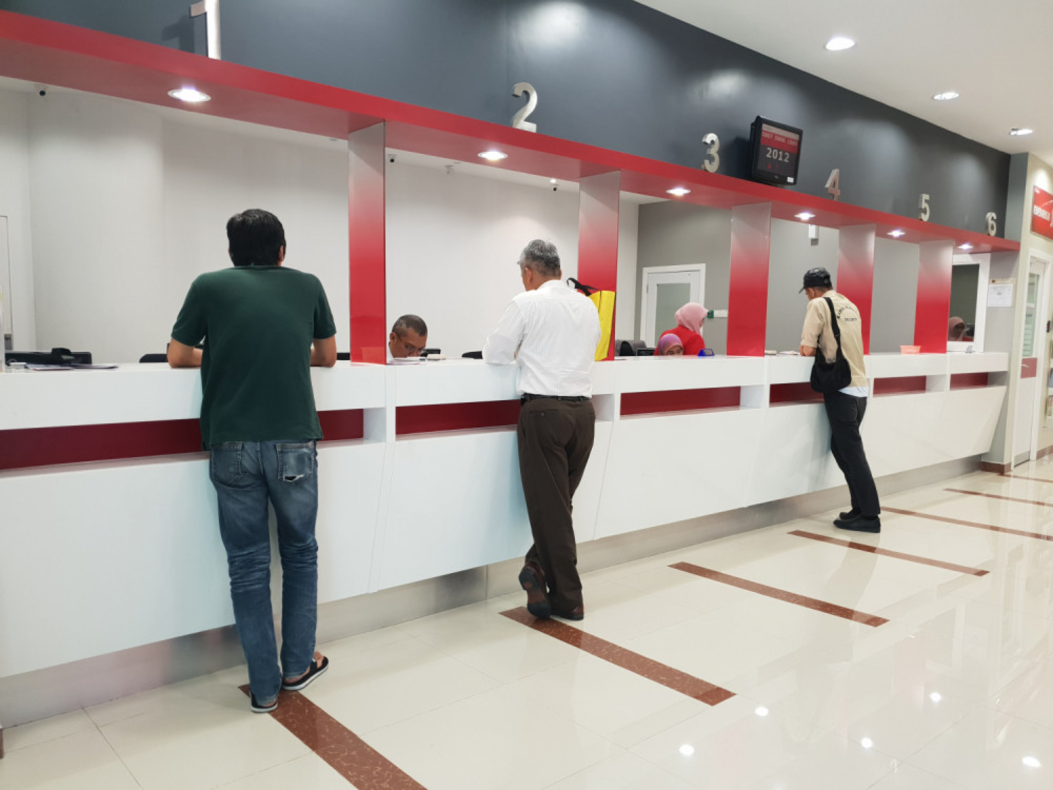 VEĆINA BANAKA RADI SAMO DO 5 POPODNE Ljudi ne mogu da stignu sa posla do šaltera, zna se zašto je to tako