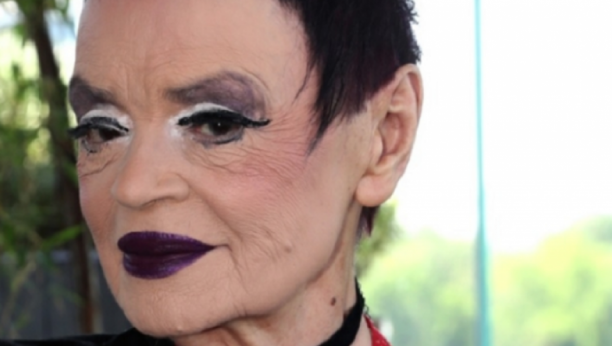 PONOSNO GAZI DEVETU DECENIJU Isplivala nikad viđena fotografija Ruške Jakić iz mladosti, bila je oličenje stila i tada, a jedan detalj su svi primetili! (FOTO)