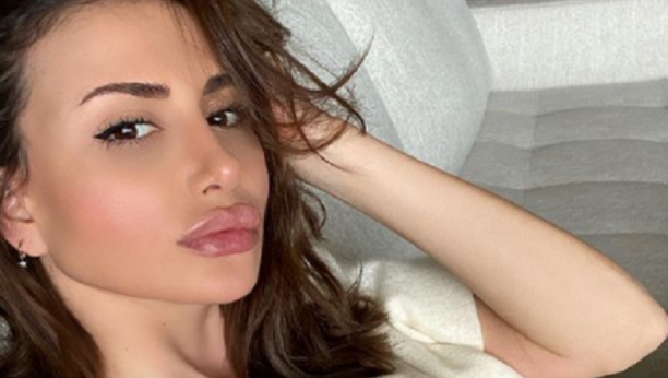 VENČALI SE NA BOSFORU, DOBILA BURMU OD PLATINE Mustafa pravi svadbu od 200.000 evra, a ovako je izgledalo venčanje sa Eminom