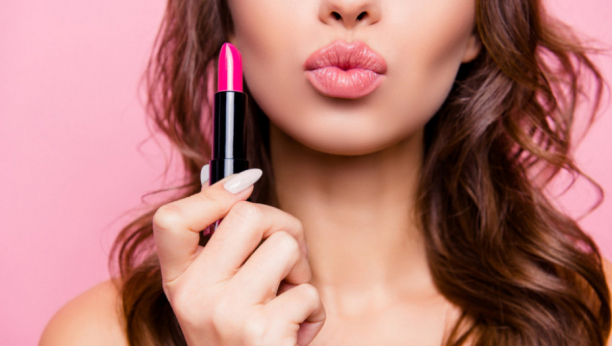 Trik profesionalnih šminkera: Kako da vam usne izgledaju punije?