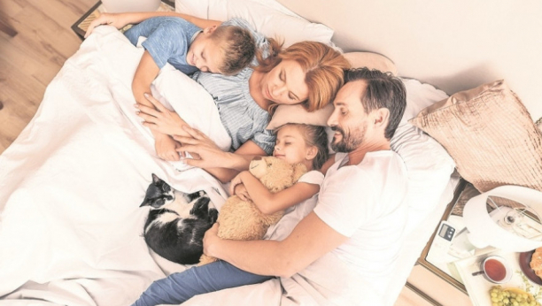 POSEBNO PRIMETNO KOD DEČAKA Deca koja spavaju s roditeljima u krevetu dokazano su pametnija