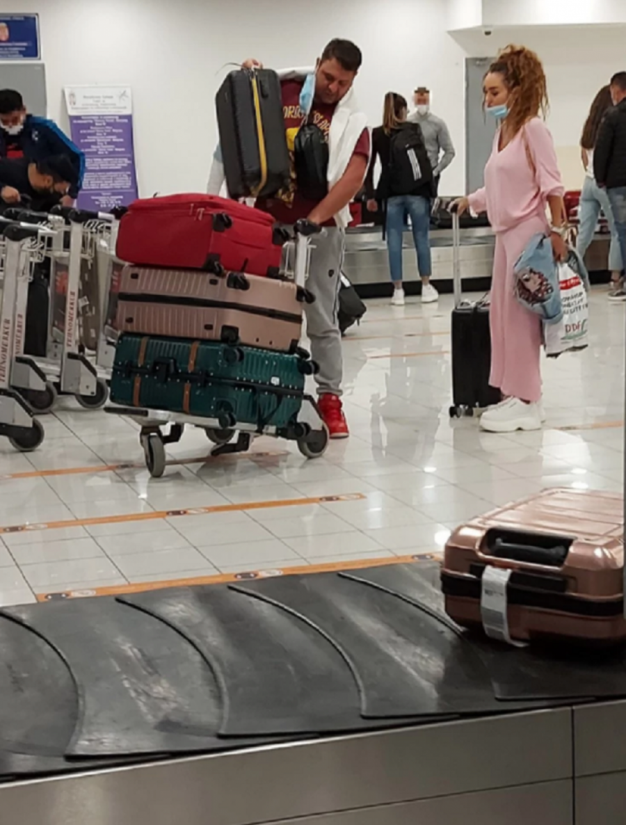 VAN GLAMURA I EGZOTIČNIH PUTOVANJA! Ana Korać uhvaćena na aerodromu u potpuno neprepoznatljivom izdanju, a ovaj detalj je svima zapao za oko! (FOTO)