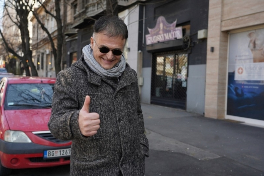 ISTA NINA Branislav Lečić šeta novu devojku, glumac čvrsto držao za ruku atraktivnu brinetu i nije se odvajao od nje na aerodormu