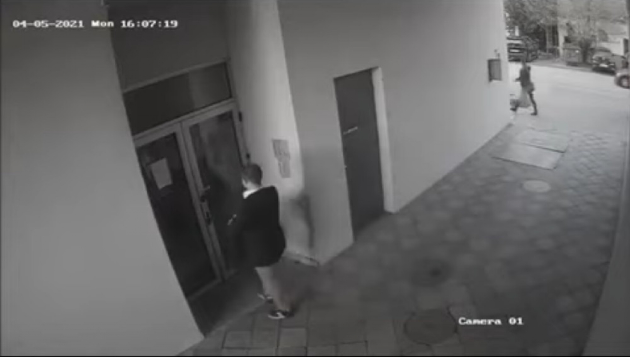 Zemunac unosi eksploziv u zgradu
