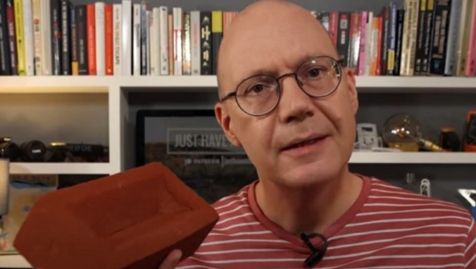 naučnik, cigla, električna energija