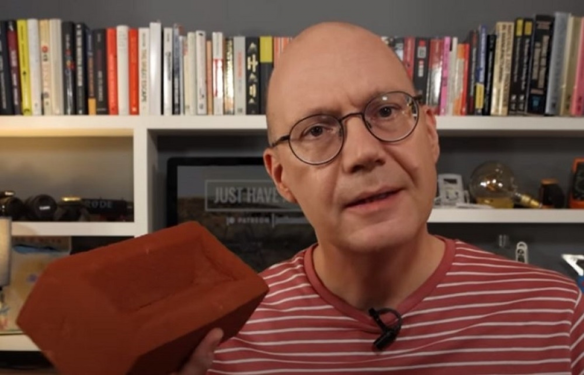 naučnik, cigla, električna energija