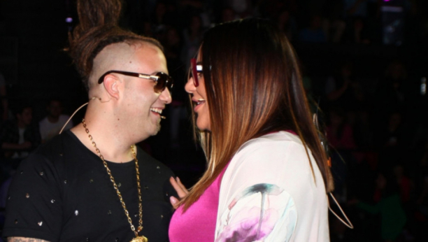 RASTA NIKAD NIJE BIO KOD KUĆE, A ONA JE POŽRTVOVANA MAJKA! Komšije otkrile sve o Ani Nikolić, reper dolazi često, a Tara se vraća sa punim kesama poklona od njega