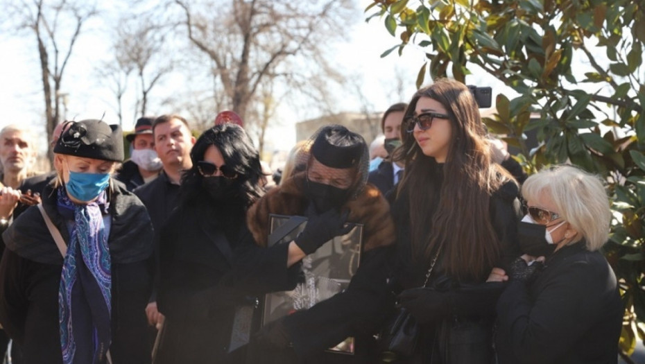 TUGA U PEVAČEVOM RODNOM GRADU Građani uplakani ostavljali sveće i cveće ispred kuće: Kraljevčani se oprostili kod legendarnog Tozovca!