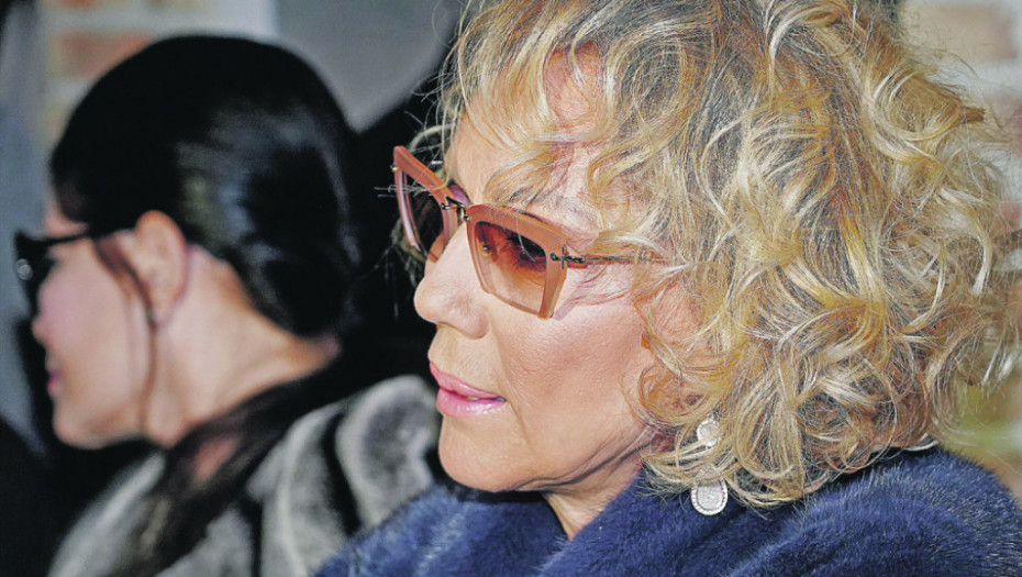 NA INSTAGRAMU DEVOJKA, A UŽIVO... Šokantne fotografije Lepe Brene, svi se pitaju šta joj se dogodilo sa kožom lica! (FOTO)